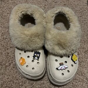 CROCS White Furry Clogs